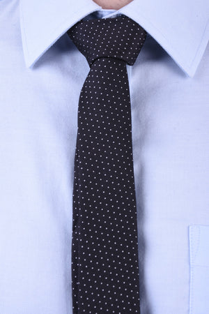 Cravata barbati din matase, negru cu buline albe
